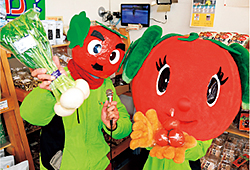 旬鮮情報局でお買い得野菜を紹介する、トレミちゃんのおじさん(左)とトレミちゃん
