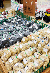 大豆など地場産の豆の販売コーナー