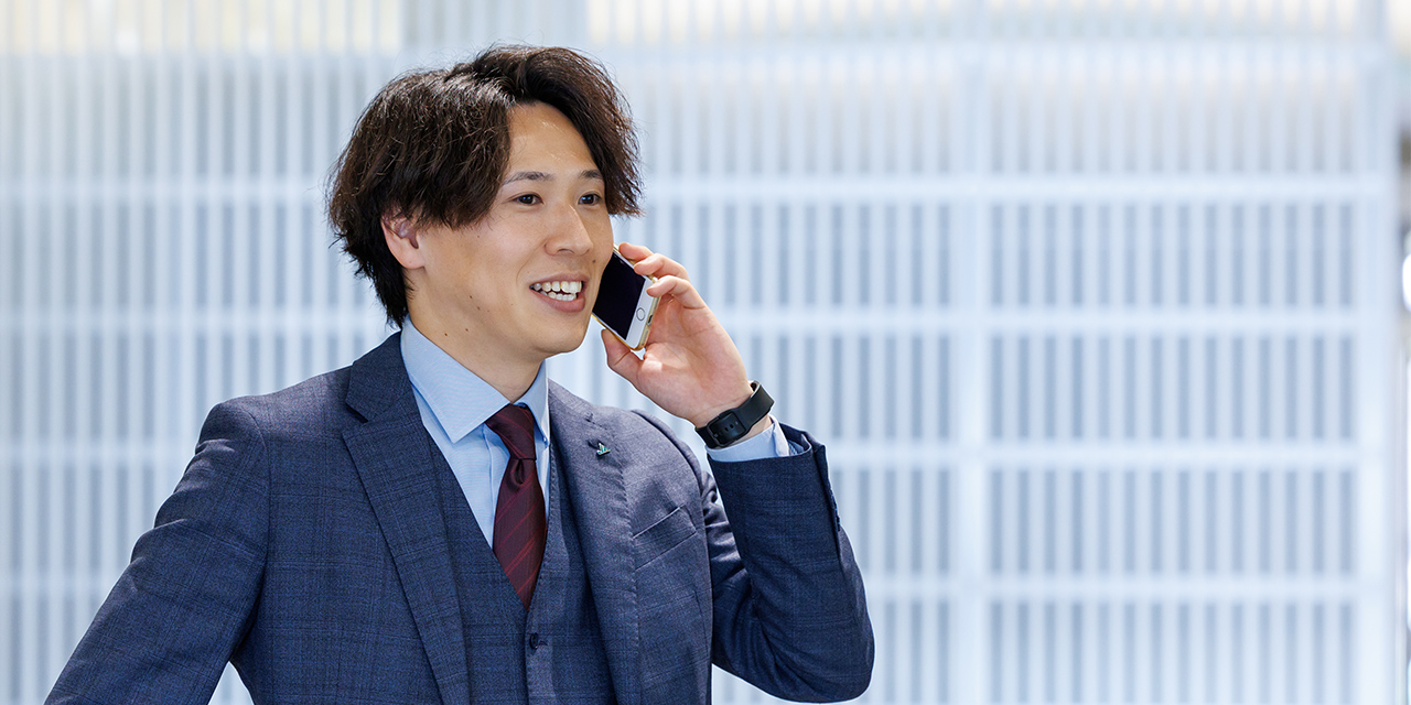 Y.T.さんがスマートフォンで電話をしている様子