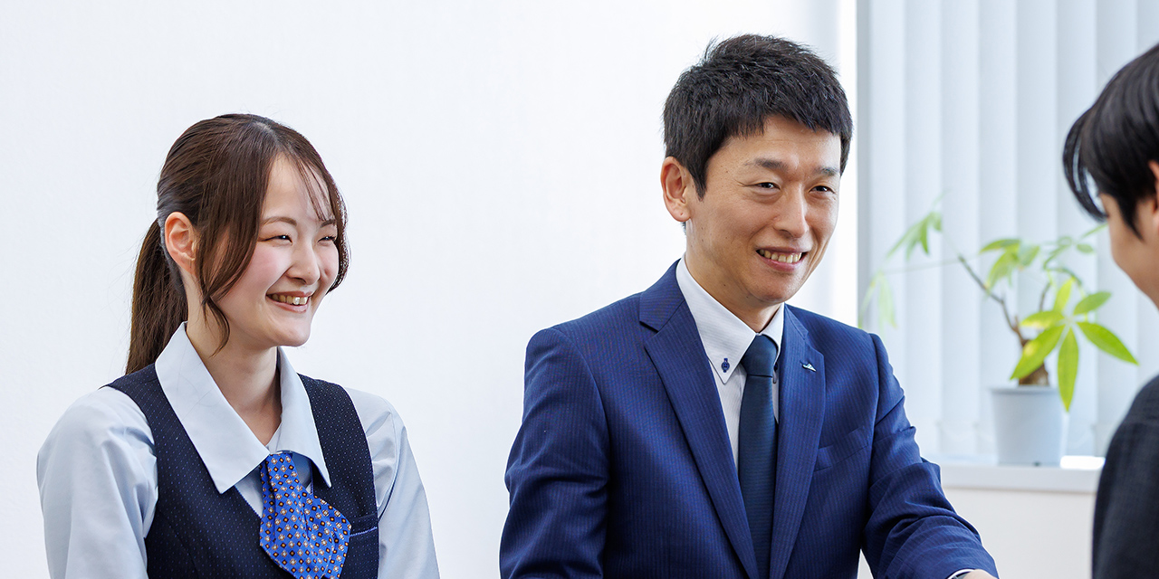 O.S.さんが笑顔で打ち合わせをしている様子